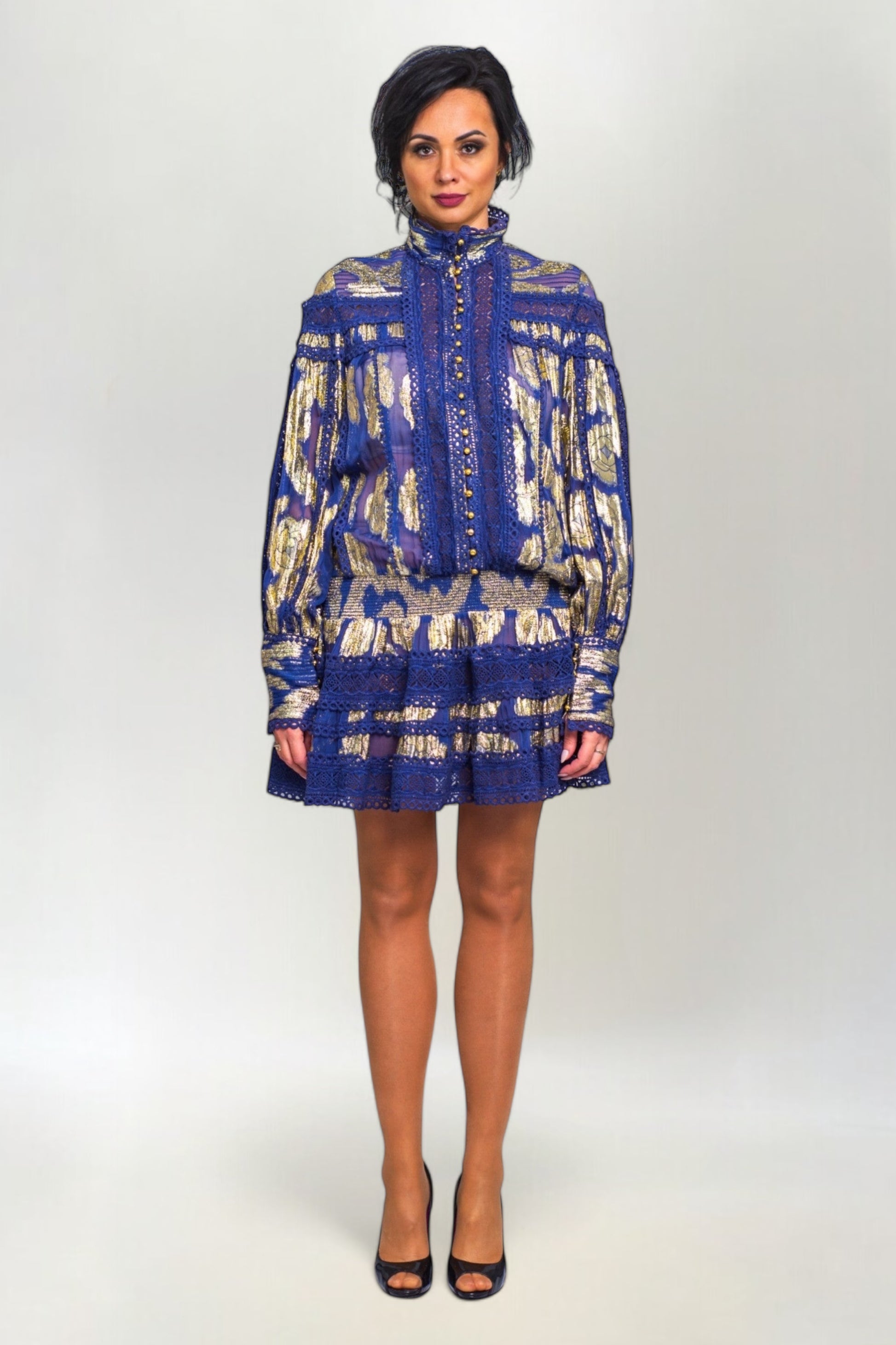 Sukienka Hand Made Koronkowa ze Złotą Nicią i Złotymi Guzikami