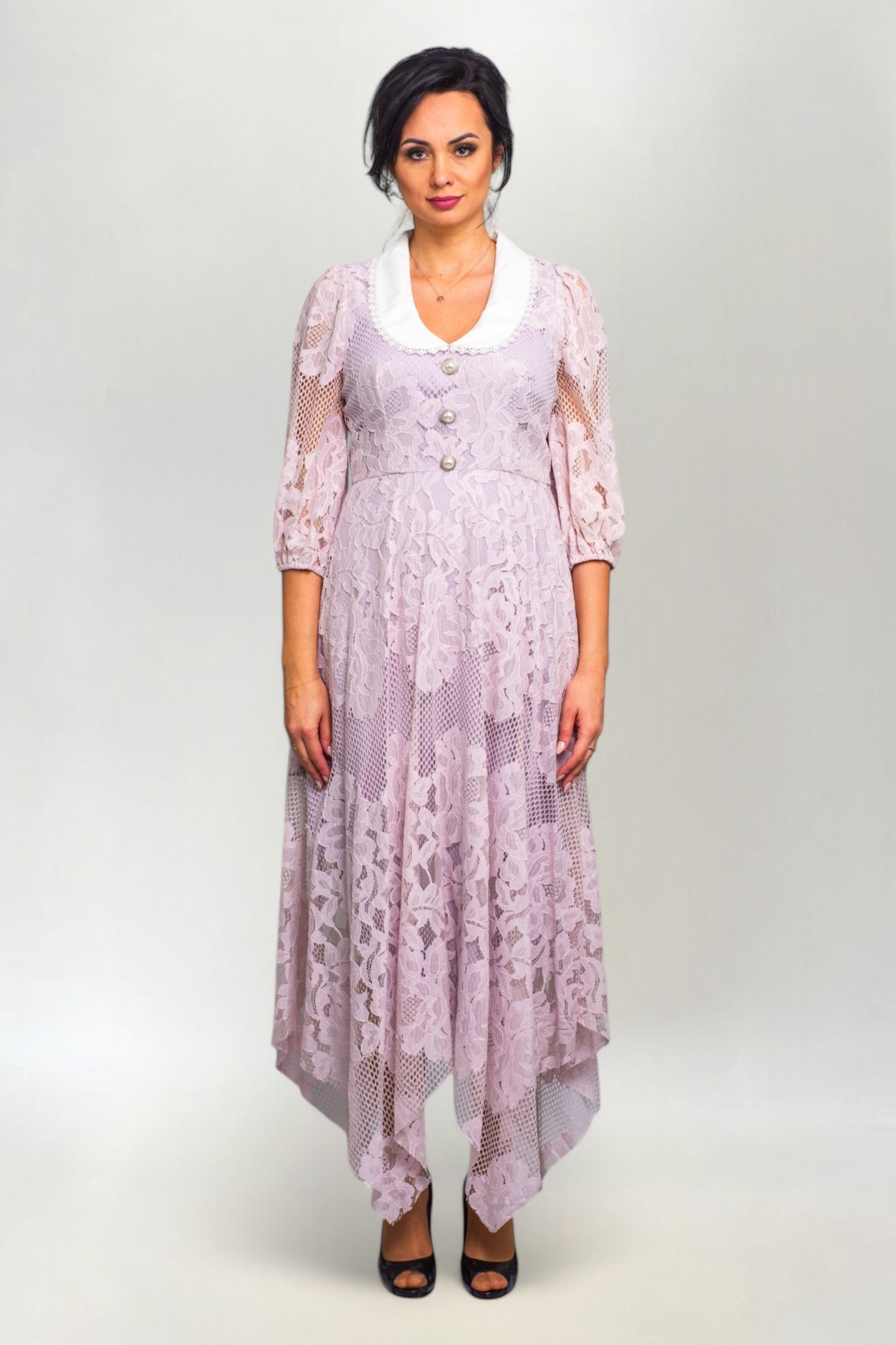 Sukienka Koronkowa z Białym Kołnierzem i Perłowo-Srebrnymi Guzikami Liliowa