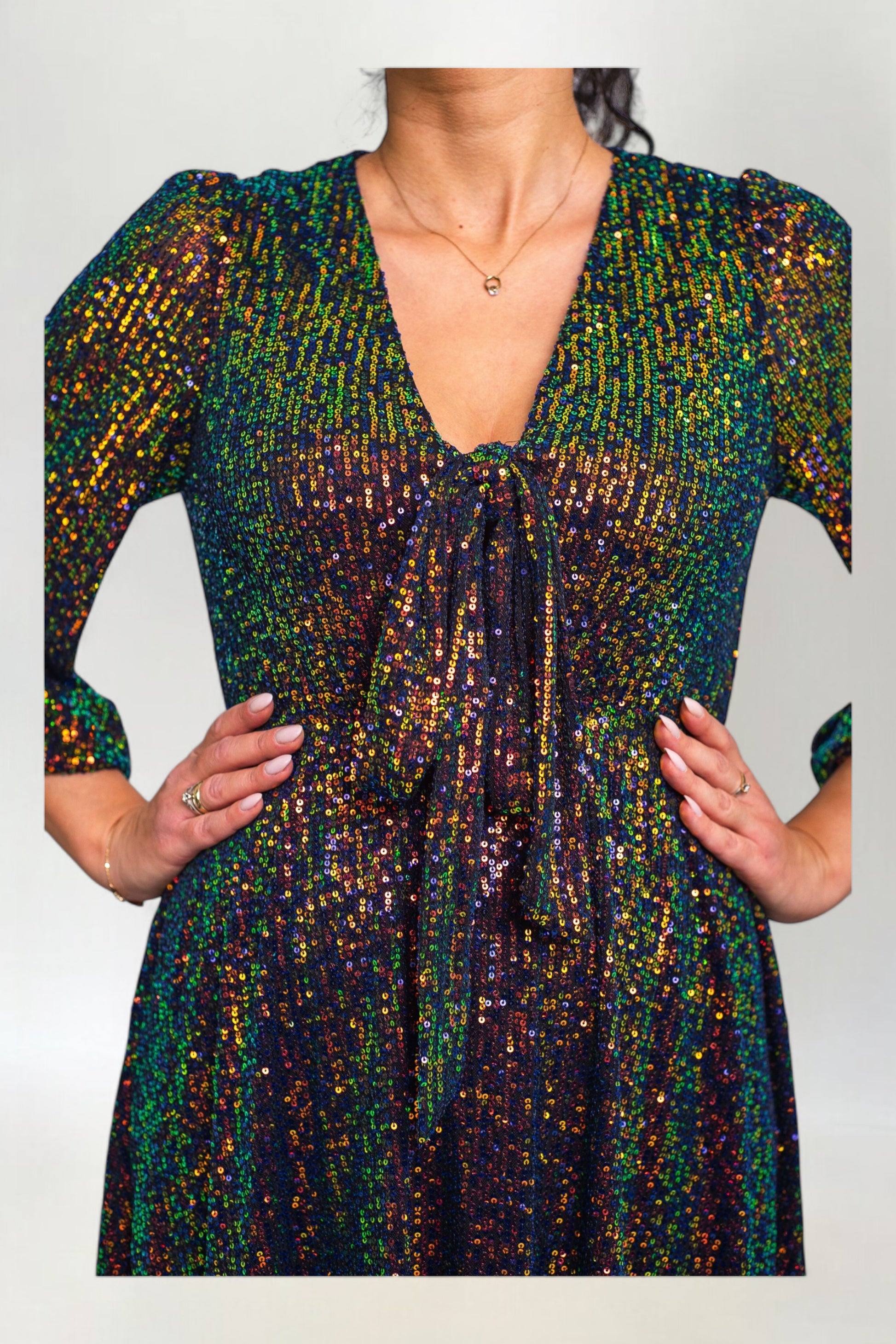 Sukienka z Cekinami i Kokardą