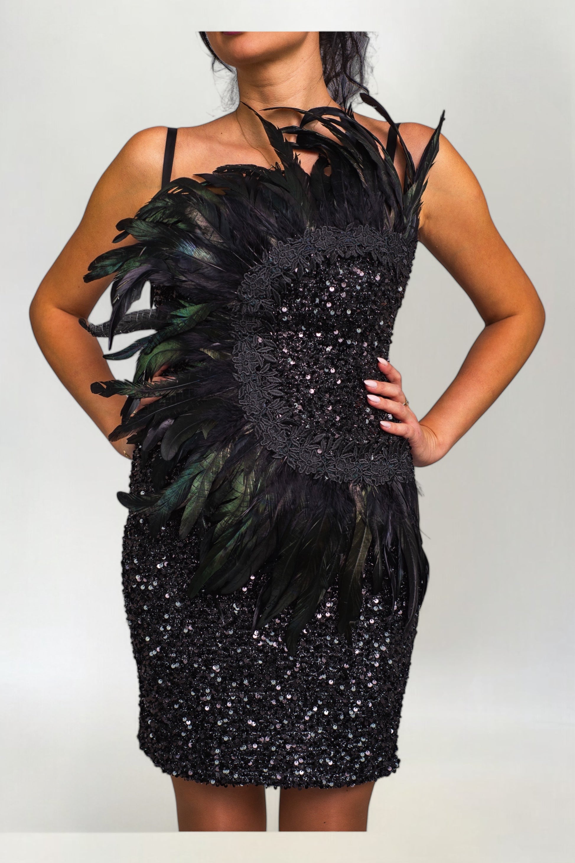 Sukienka Cekinowa z Piórami i Koronką Mini