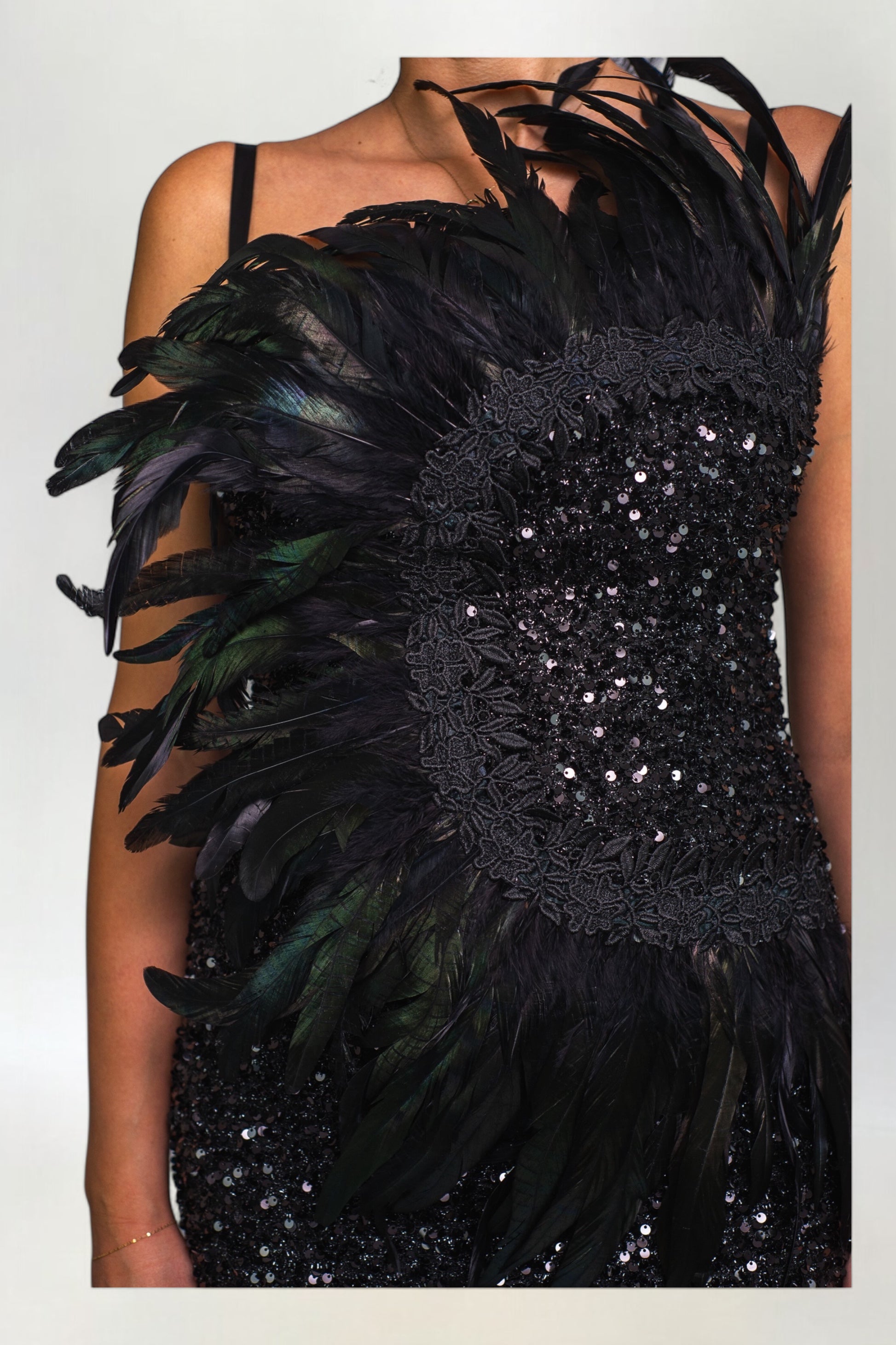 Sukienka Cekinowa z Piórami i Koronką Mini