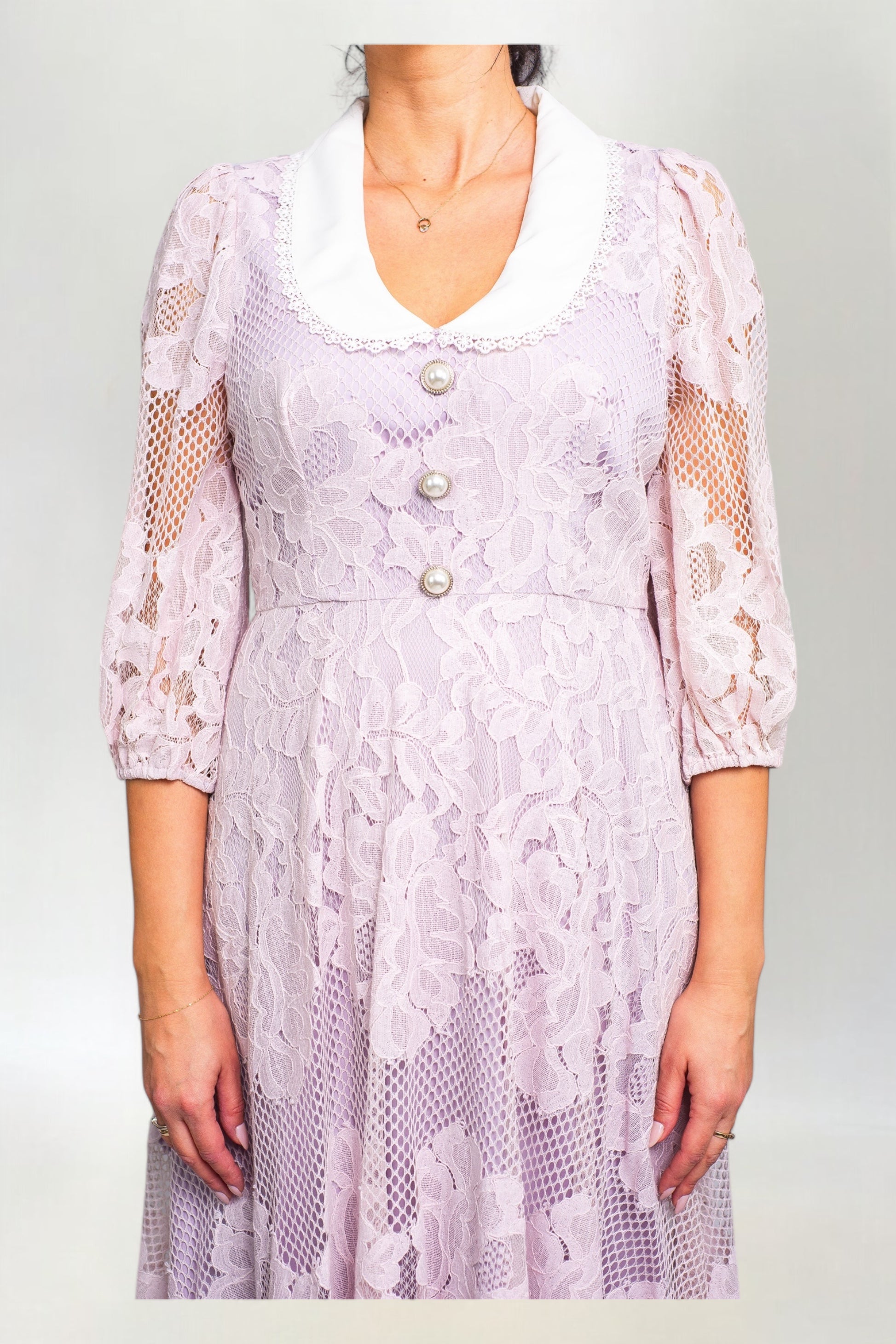 Sukienka Koronkowa z Białym Kołnierzem i Perłowo-Srebrnymi Guzikami Liliowa