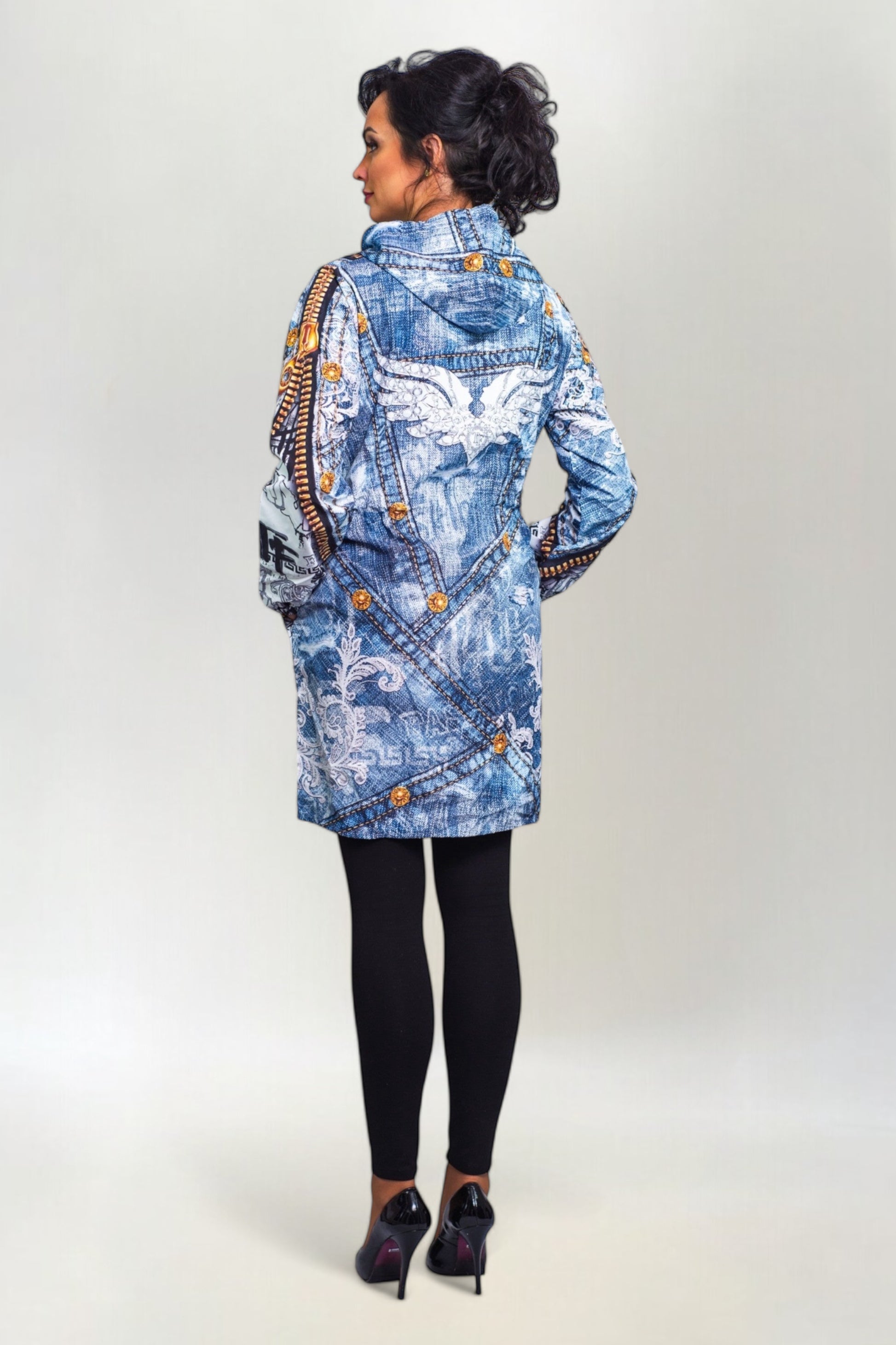 Trencz z Jeansowym Motywem i Złotym Zamkiem