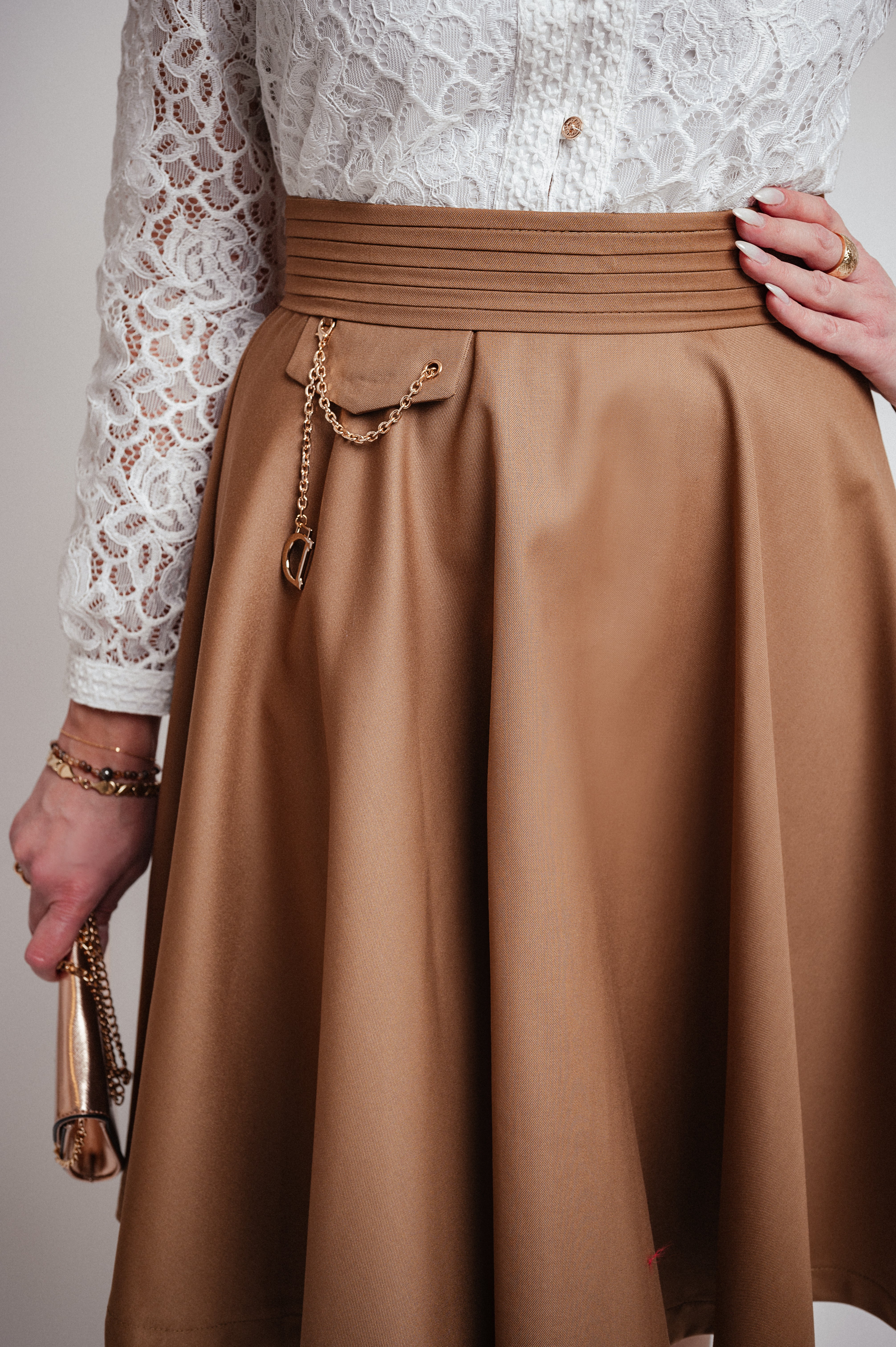 Spódnica Midi ze Złotym Łańcuszkiem Beżowa | Chica Unica Boutique