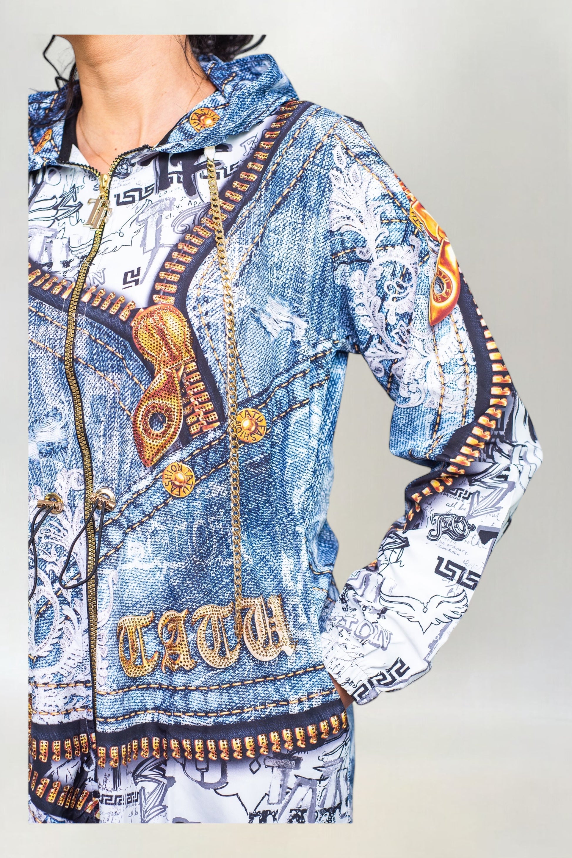 Trencz z Jeansowym Motywem i Złotym Zamkiem