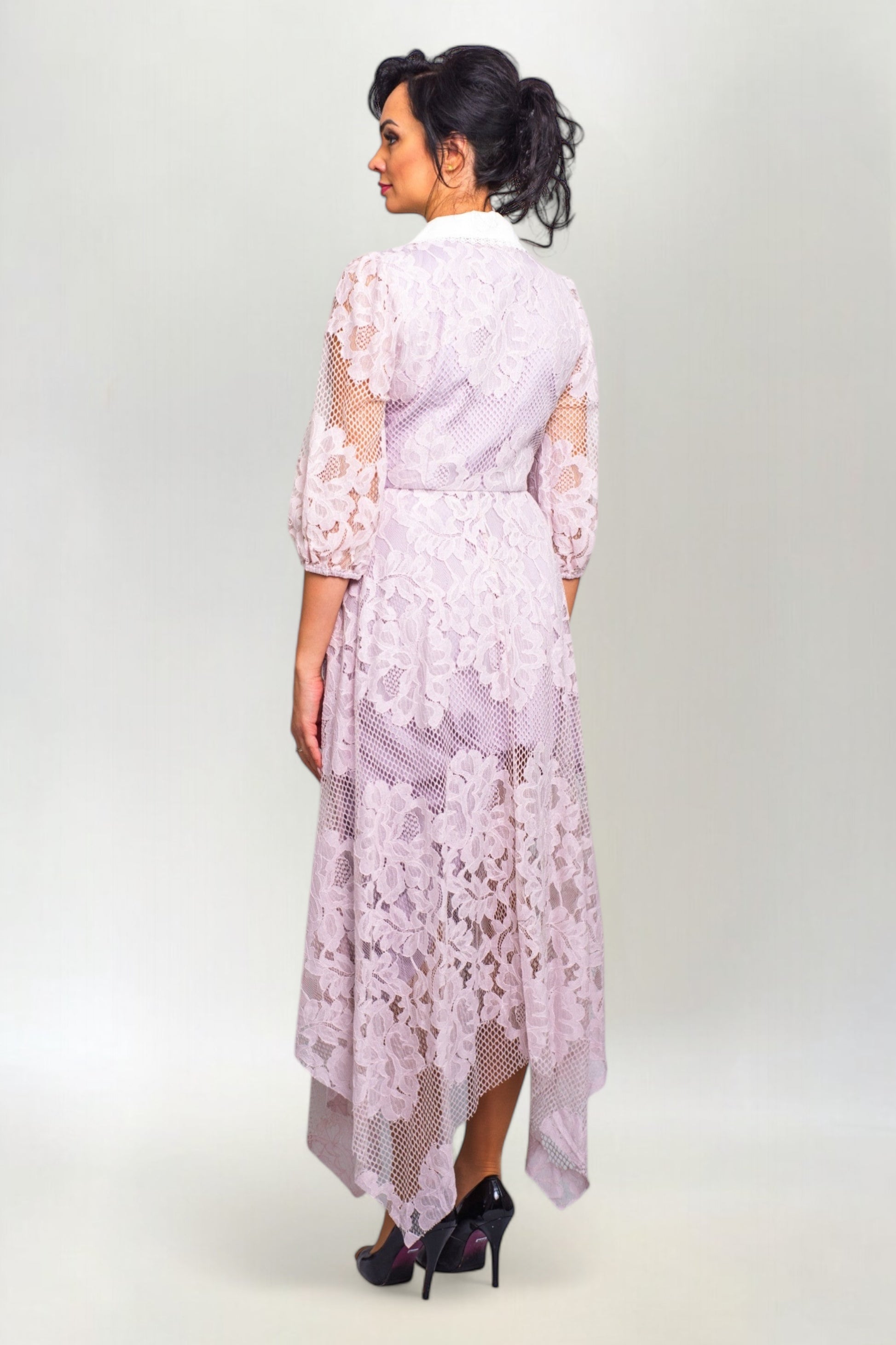 Sukienka Koronkowa z Białym Kołnierzem i Perłowo-Srebrnymi Guzikami Liliowa