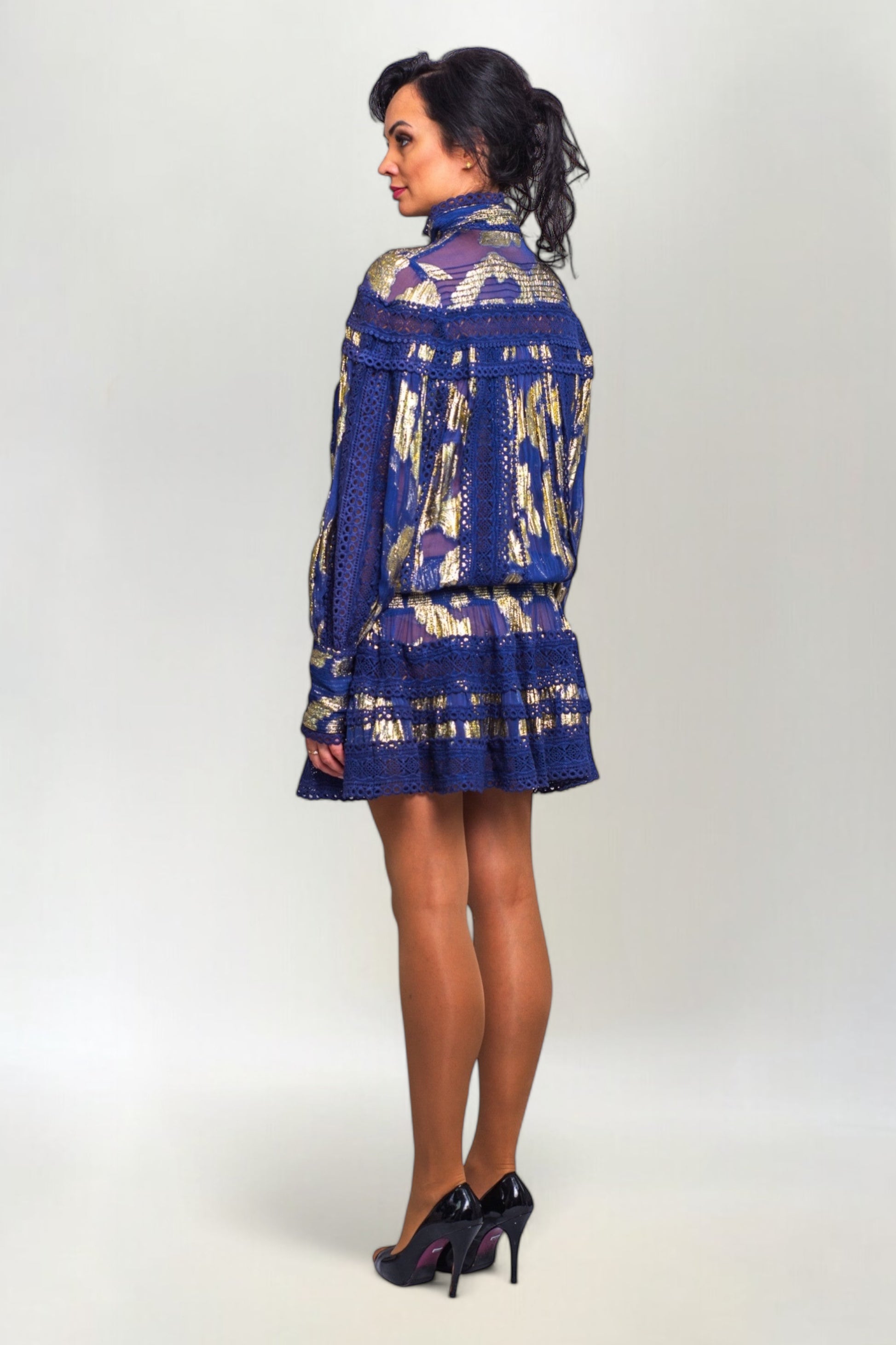 Sukienka Hand Made Koronkowa ze Złotą Nicią i Złotymi Guzikami