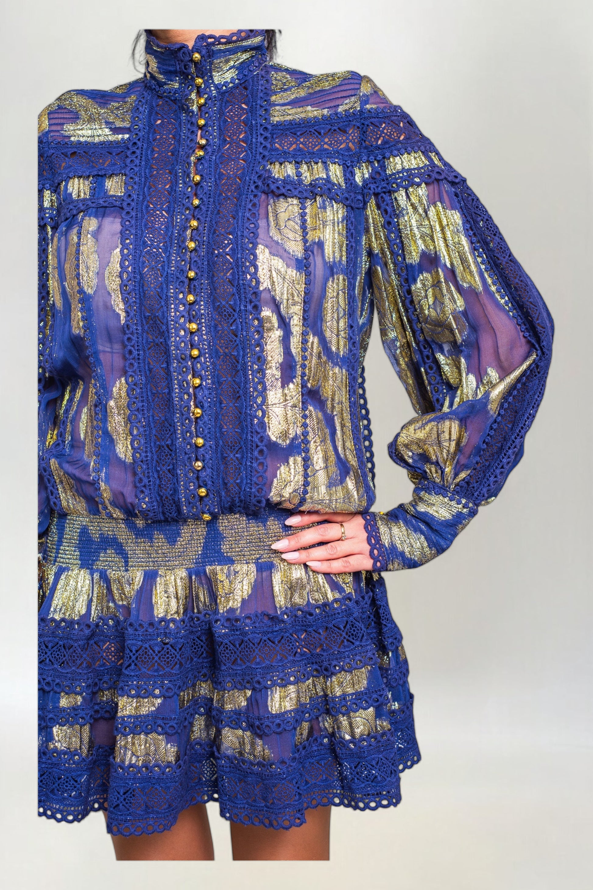 Sukienka Hand Made Koronkowa ze Złotą Nicią i Złotymi Guzikami