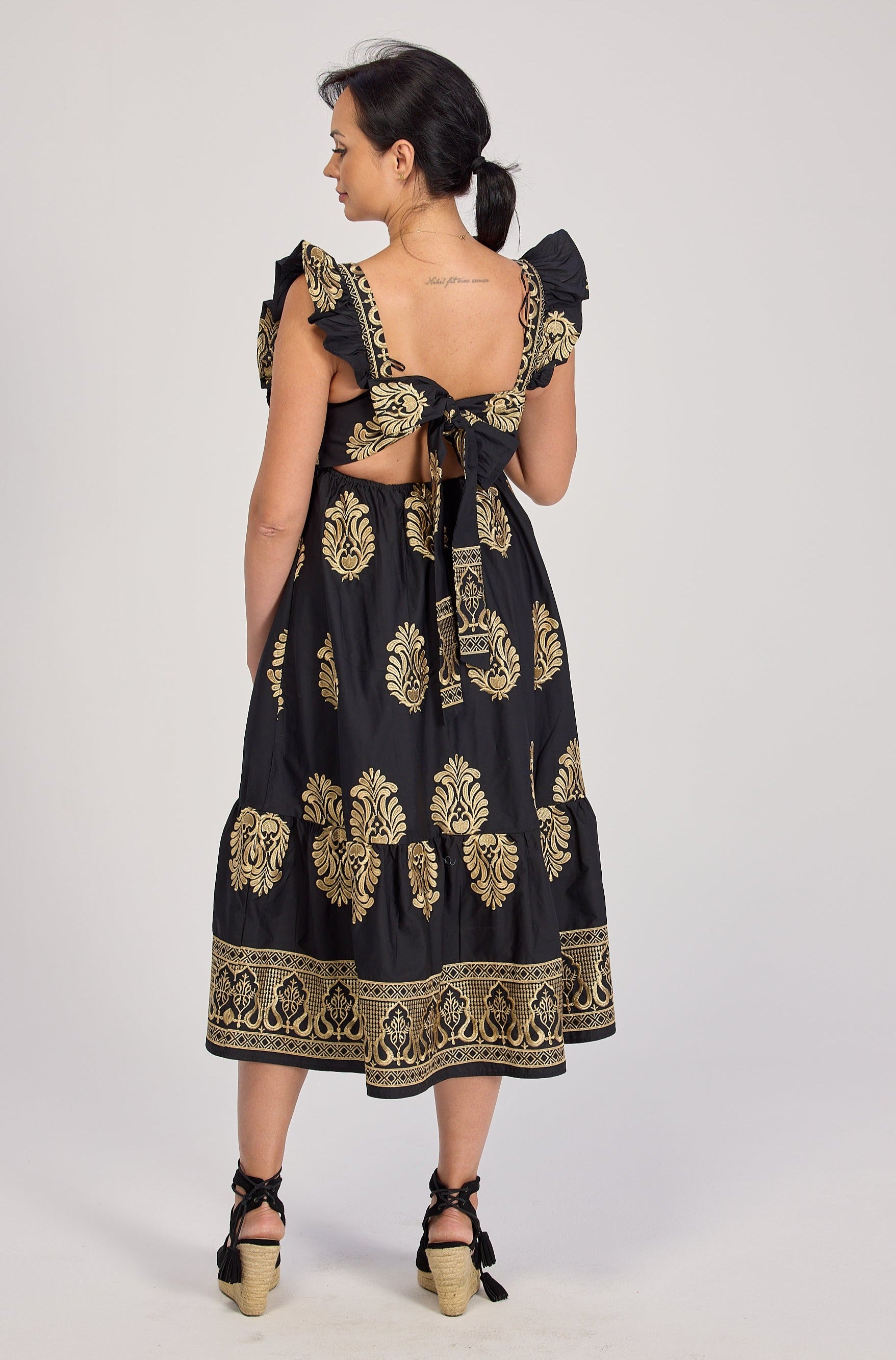 Sukienka ze Złotym Haftem Wiązana z Tyłu na Kokardę Maxi Czarna