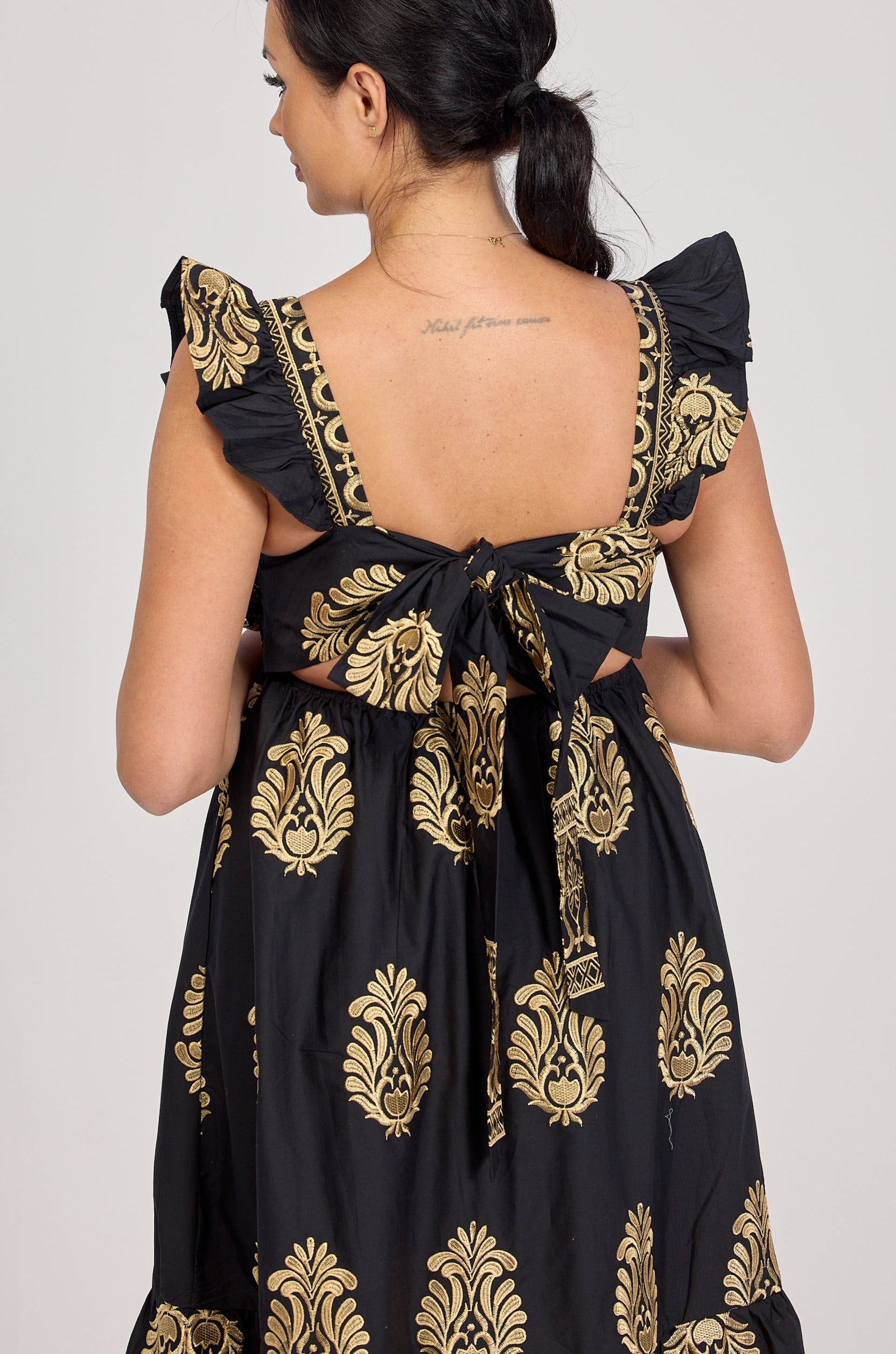 Sukienka ze Złotym Haftem Wiązana z Tyłu na Kokardę Maxi Czarna