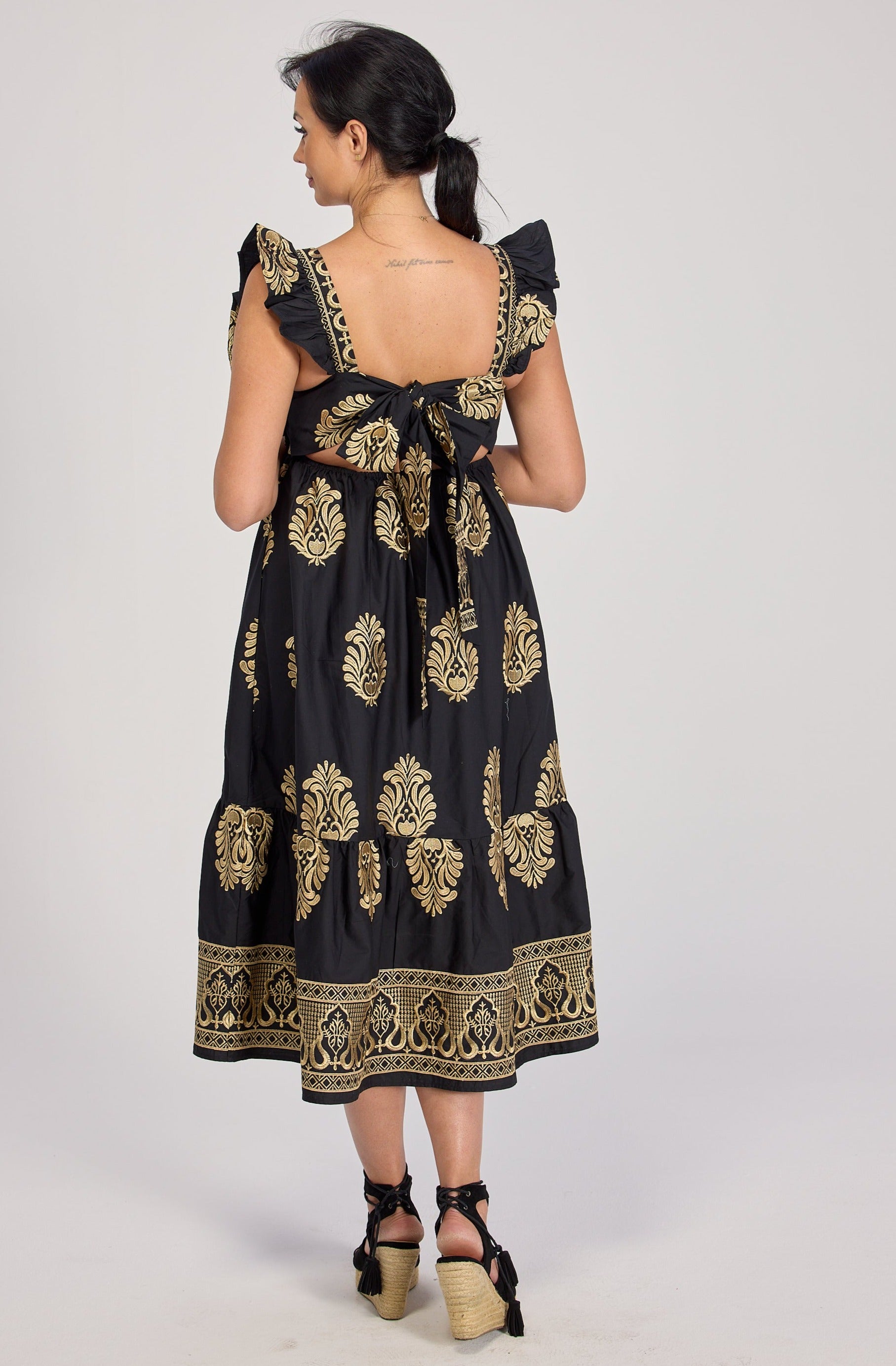 Sukienka ze Złotym Haftem Wiązana z Tyłu na Kokardę Maxi Czarna