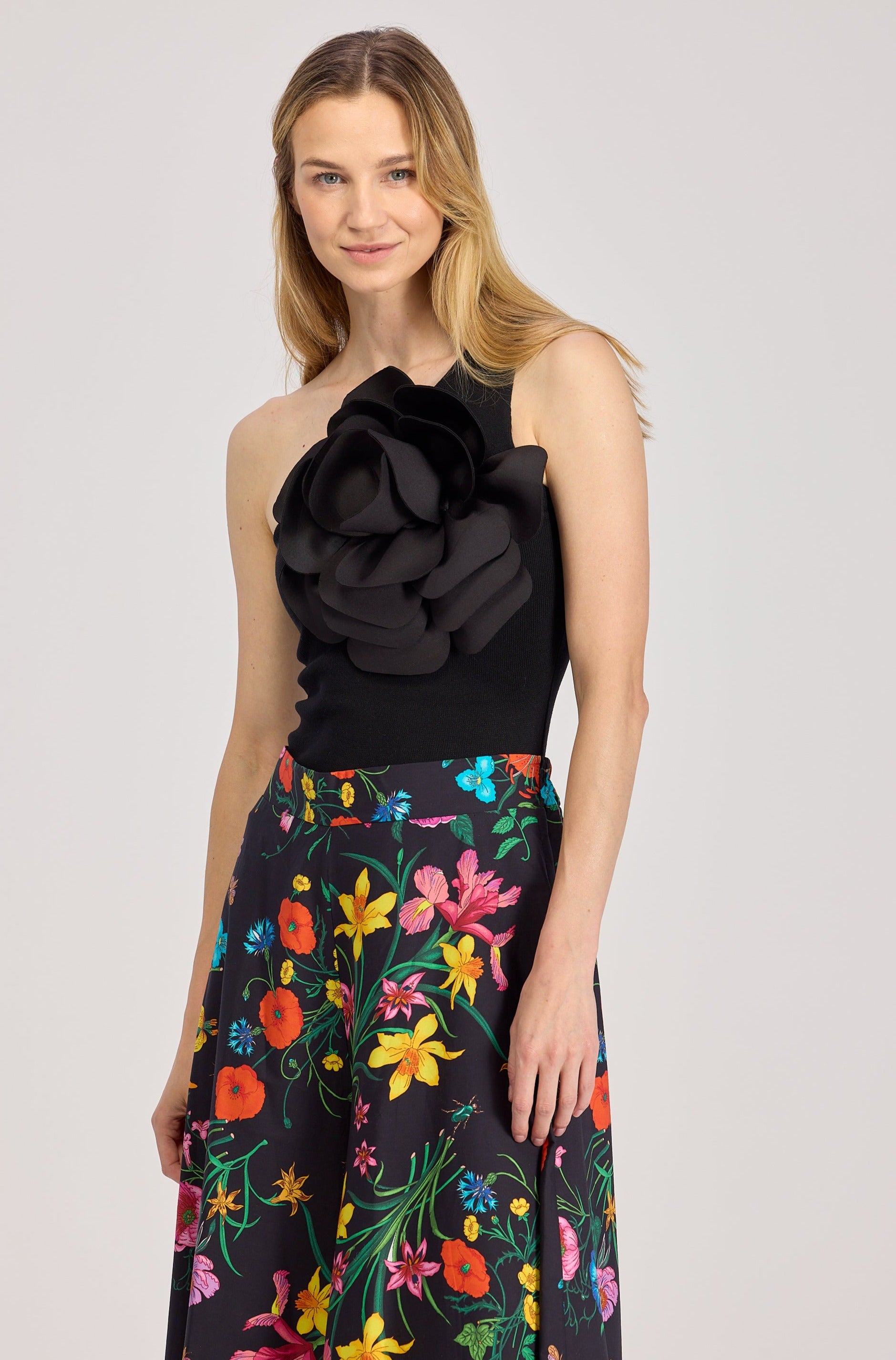 Czarny Asymetryczny Top na Jedno Ramię Ozdobiony Dużym Naszytym Kwiatem