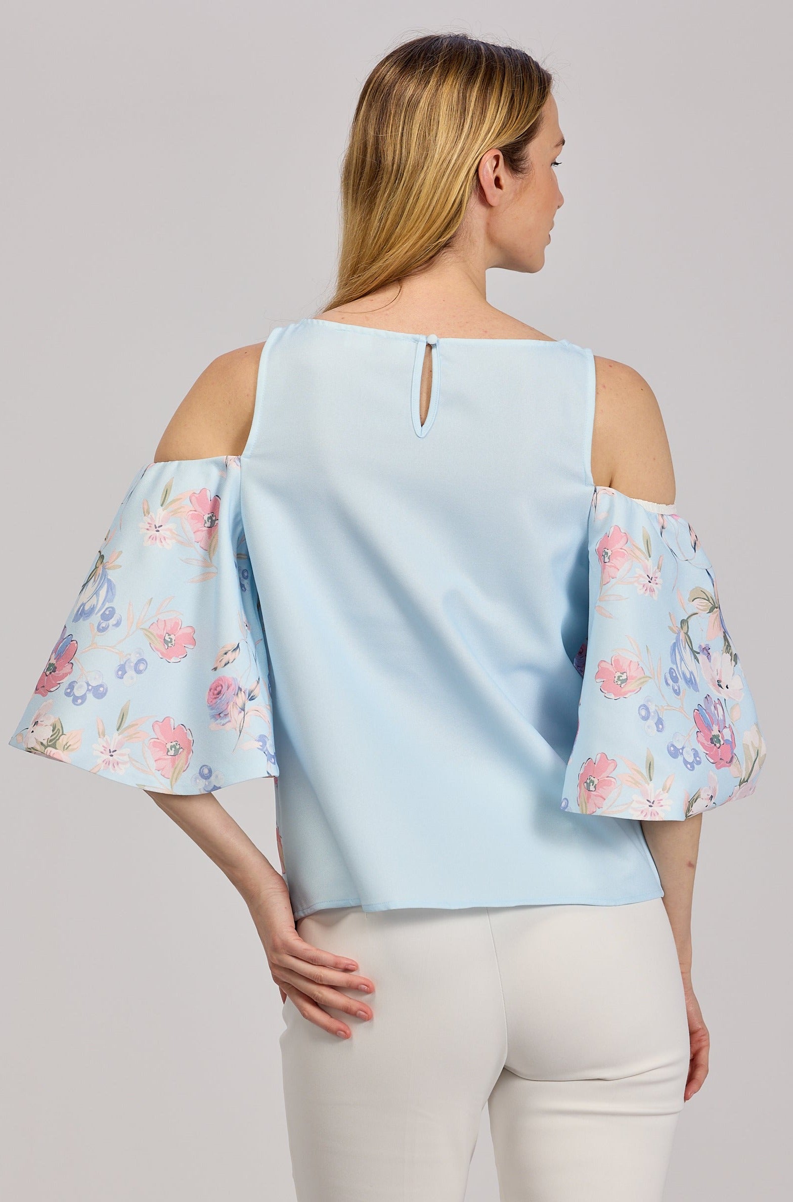 Bluzka z Kwiatowym Motywem i Odkrytymi Ramionami Niebieska