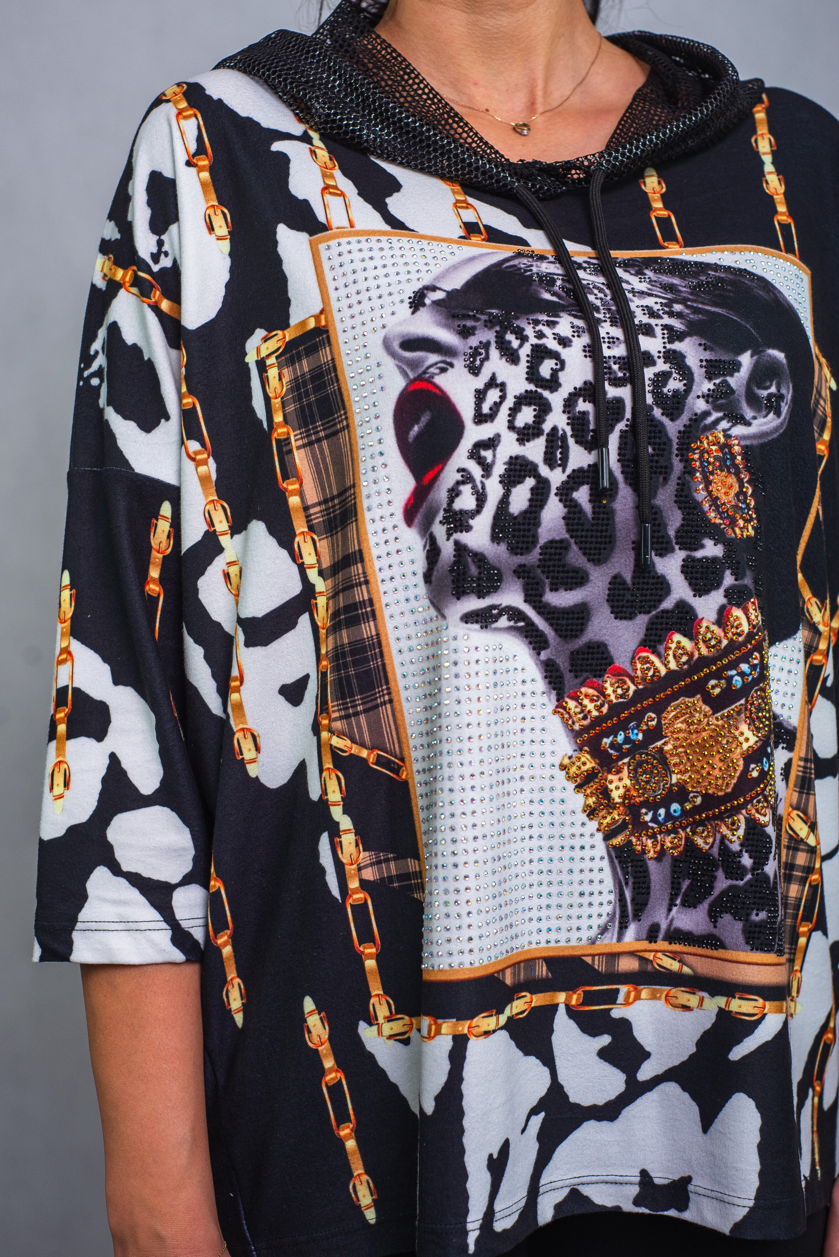 Bluza z Kapturem z Połyskującej Siateczki i Zdobieniami z Cyrkonii