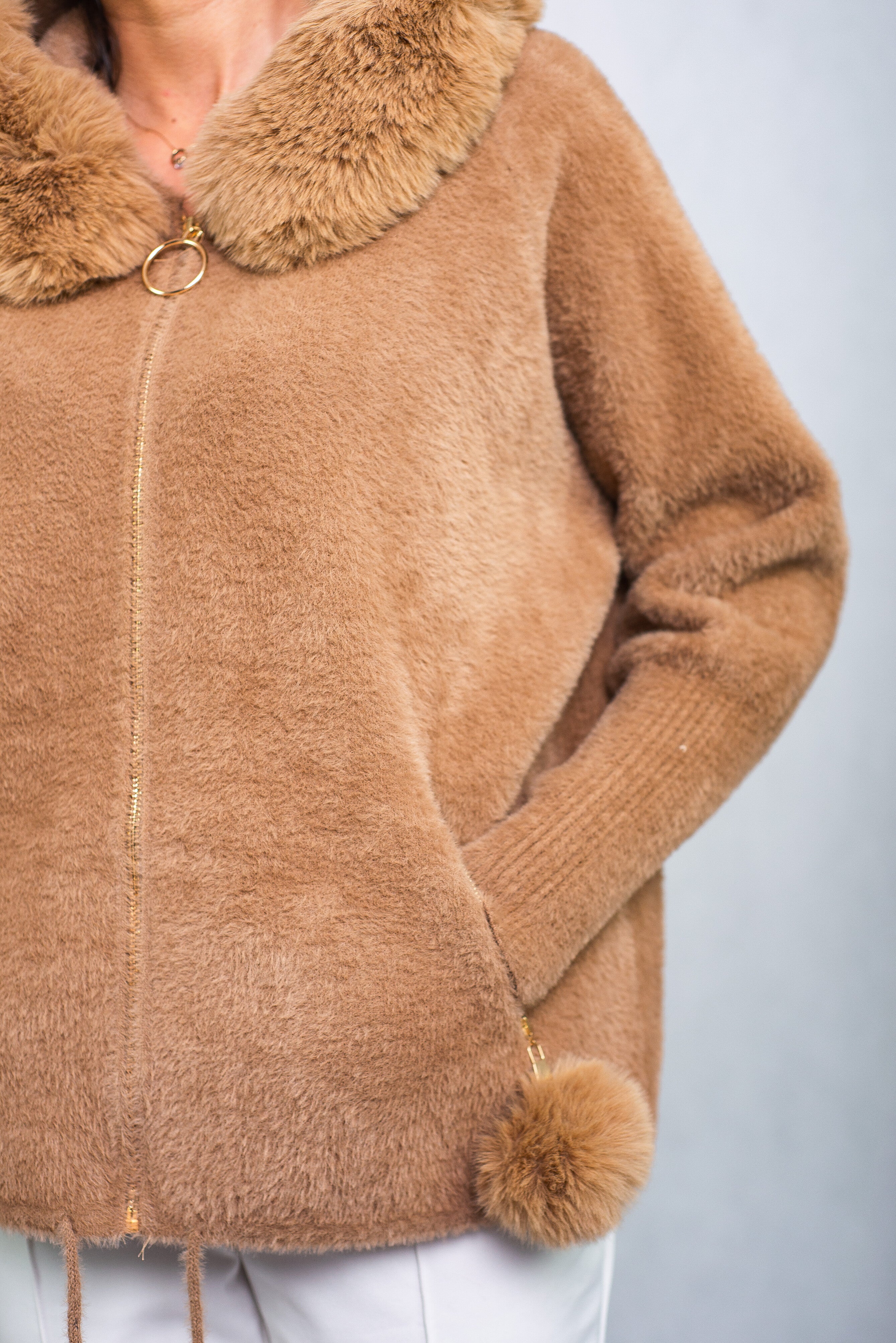 Sweter Rozpinany z Futerkowym Kapturem Beżowy