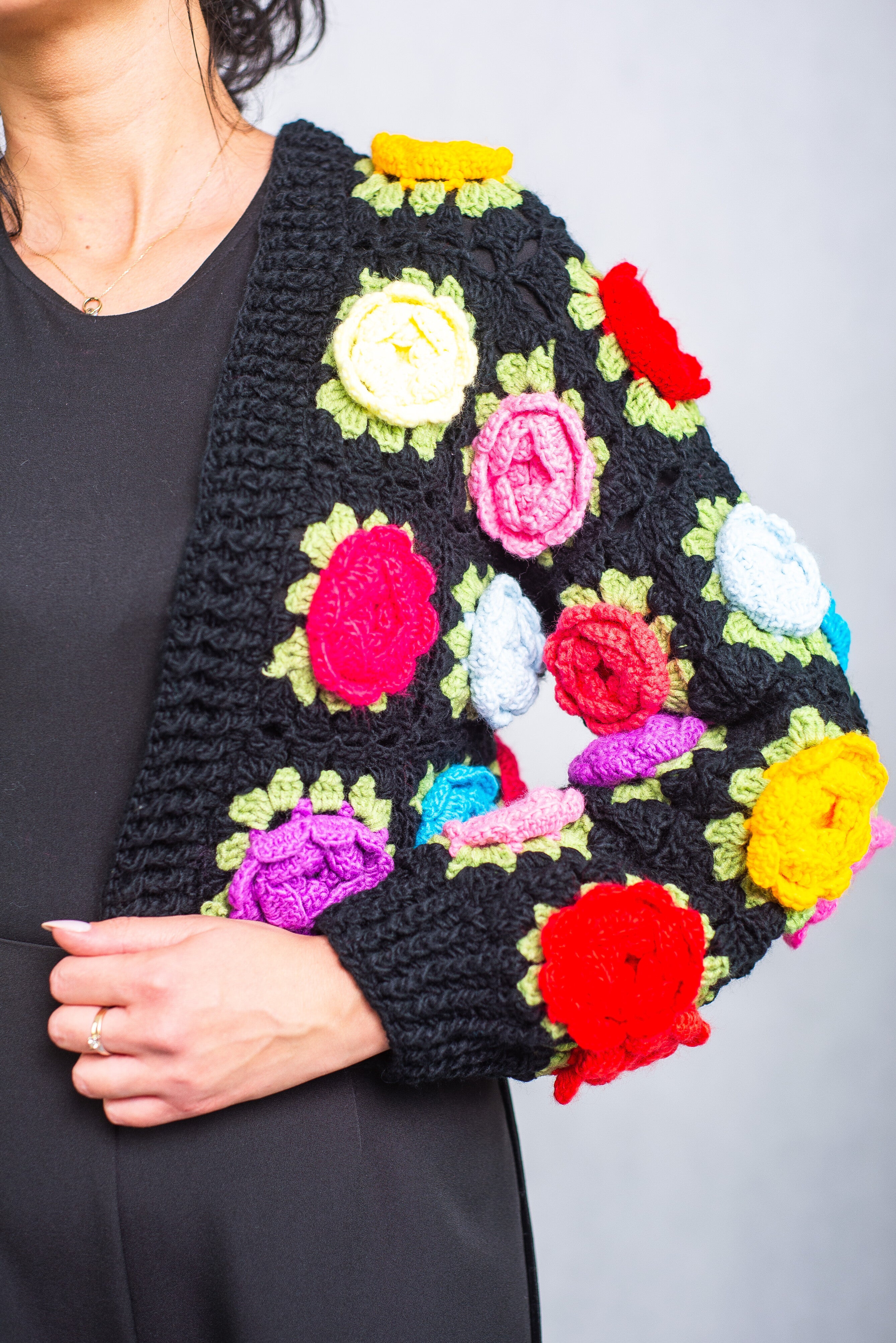 Sweter Hand Made z Kolorowymi Kwiatami Czarny