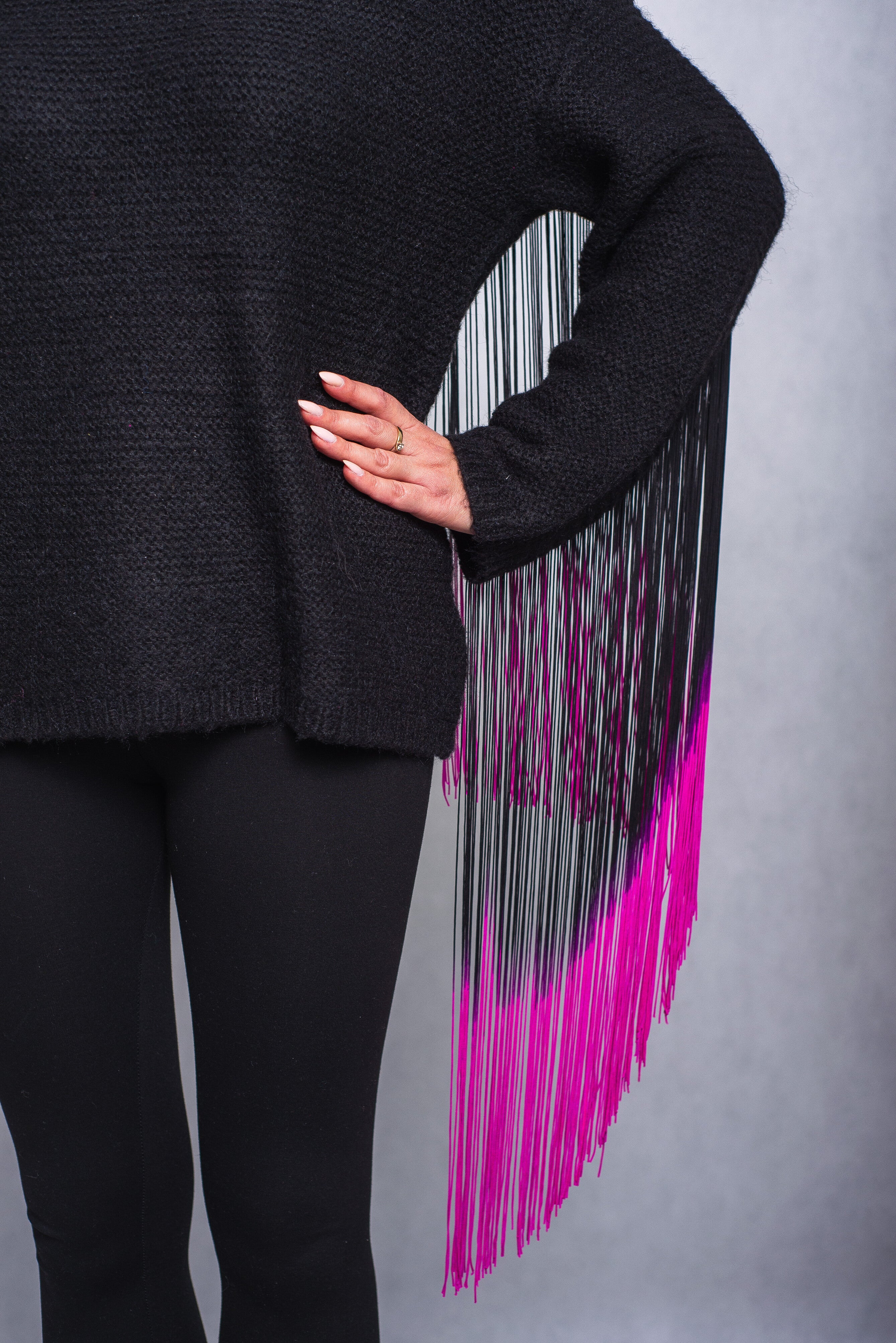 Sweter z Frędzlami na Plecach i Rękawach