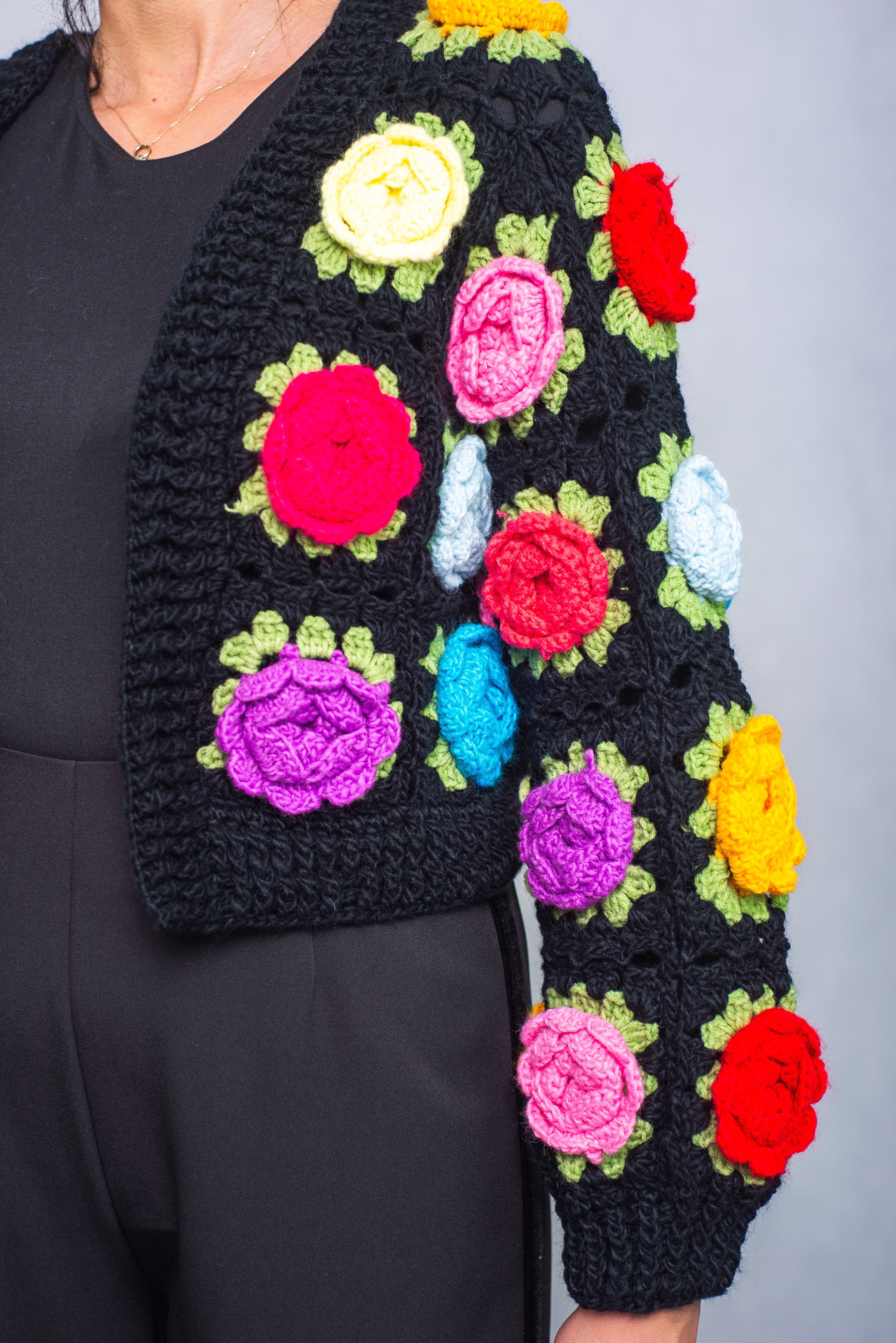 Sweter Hand Made z Kolorowymi Kwiatami Czarny