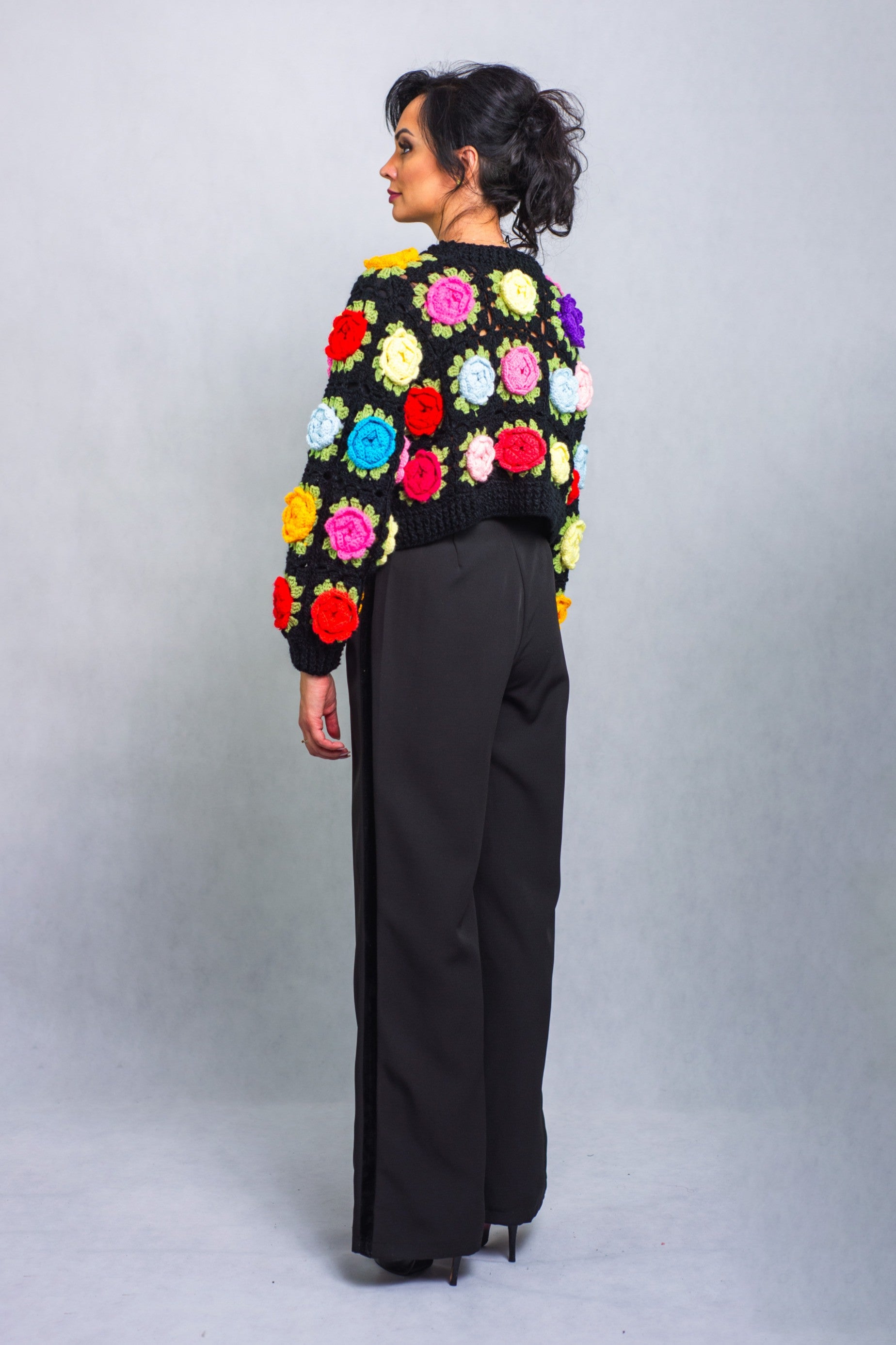 Sweter Hand Made z Kolorowymi Kwiatami Czarny